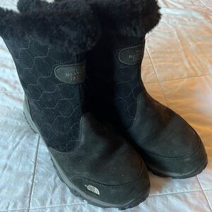 The North Face women’s Boots primaloft 200 gram black faux fur 9.5 Waterproof